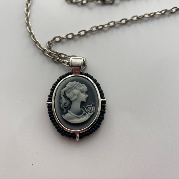 Jewelry - Elegant Silver Tone and Black Cameo Pendant Necklace 24”